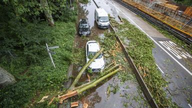 Буря с ураганни ветрове проливни дъждове и градушка връхлетя през