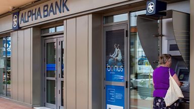 Alpha Bank продава акции за 800 млн. евро