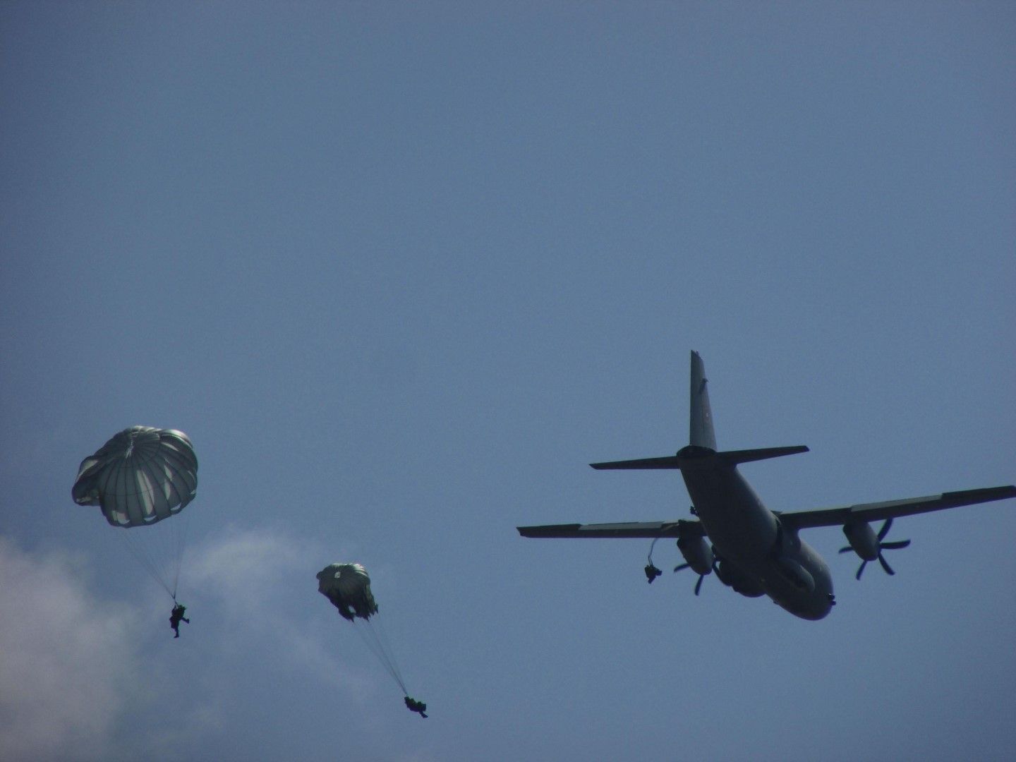 Скокове с парашут над летище Балчик (снимка архив)