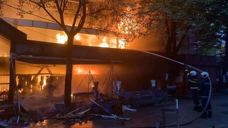 Пожар изпепели част от кооперативния пазар в центъра на Перник,