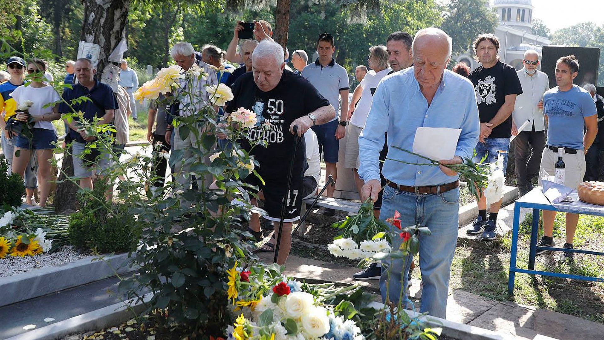 "Левски" почете Гунди и Котков с венци за 51-вата годишнина от трагедията на Витиня