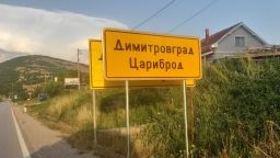 След десетилетие чакане: Пътни знаци на майчин български език в Цариброд