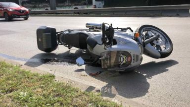Катастрофа с моторист затрудни движението на булевард Пейо Яворов близо