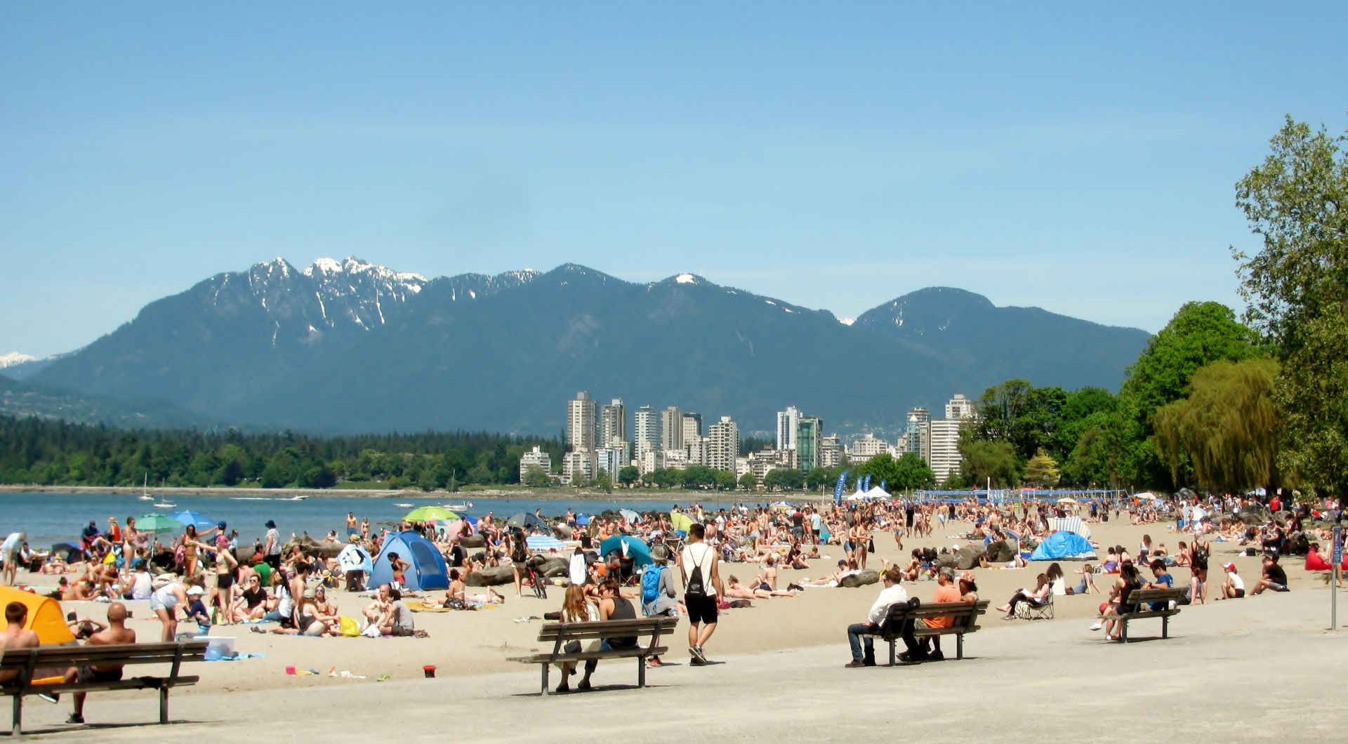 Кицилано бийч във Ванкувър, Канада, е претъпкан заради рекордните и незапомнени жеги