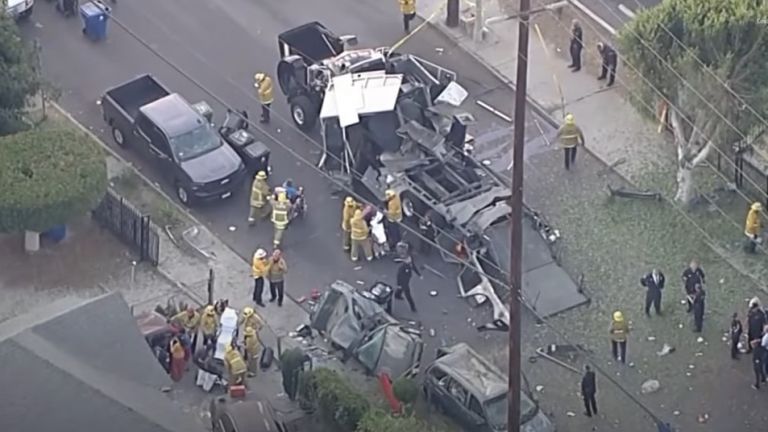 17 души, сред които и полицаи, бяха ранени при мощна