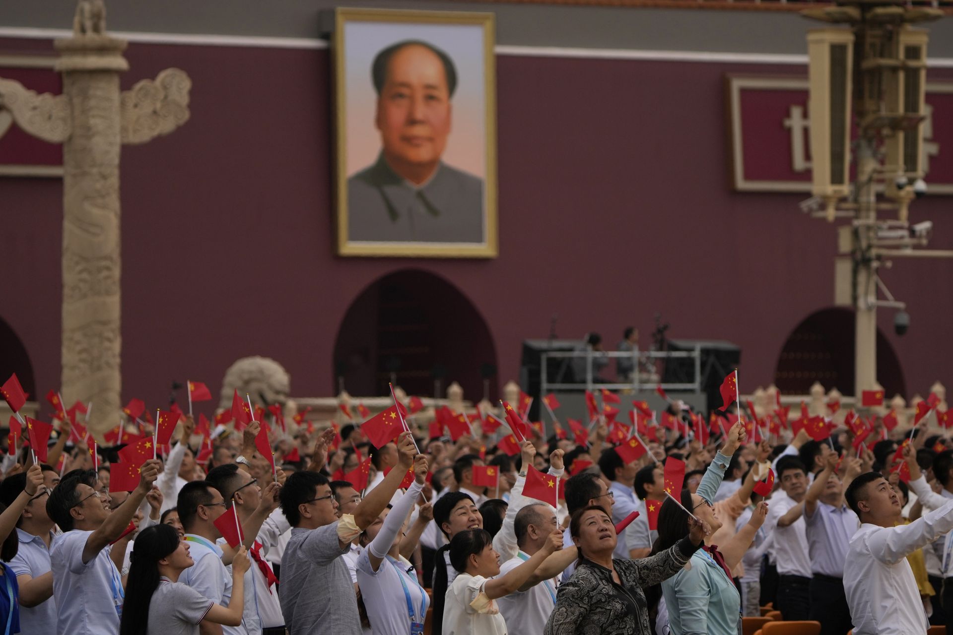 Хората развяват китайски знамена под голям портрет на покойния лидер Мао Дзедун по време на церемония по повод 100-годишнината от основаването на управляващата китайска комунистическа партия на портата Тянанмън в Пекин