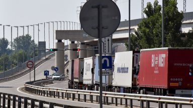 Интензивен трафик и километрични опашки от автомобили на Дунав мост