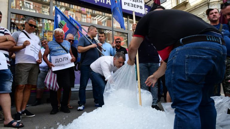 Българските патриоти - ВМРО, Воля и НФСБ излязоха на протест