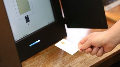 Демонстрация на гласуване с машина ще се проведе днес пред
