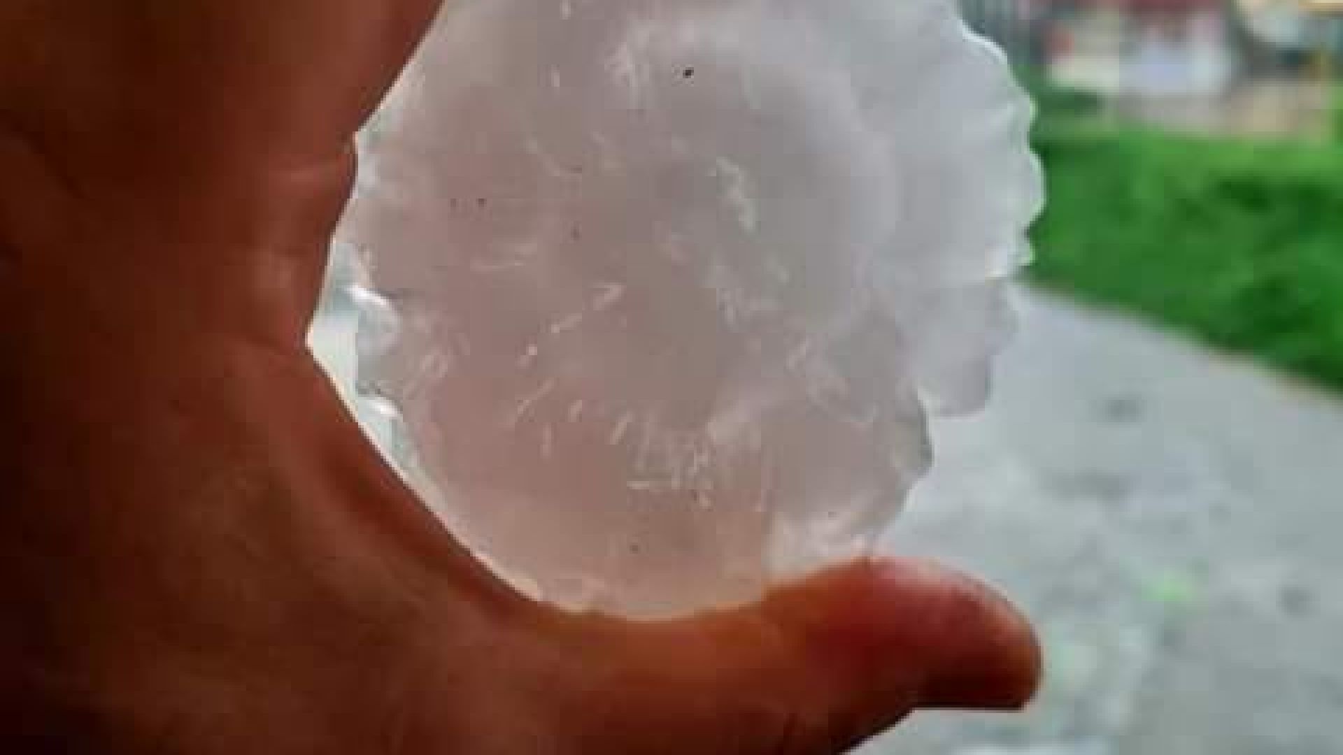 Рекордно голям леден къс  с размер на грейпфрут  падна при градушка в Куинсланд