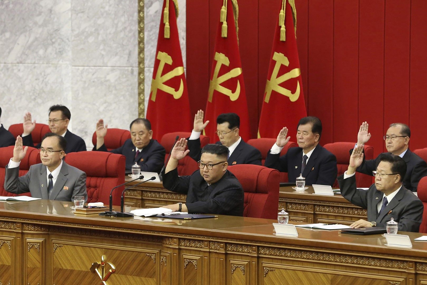 18 юни 2021 г., Пхенян. Снимка, предоставена от правителството на Северна Корея, показва лидерът на Северна Корея Ким Чен Ун (в средата) по време на събранието на Работническата партия