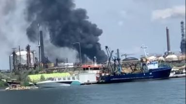 Експлозия последвана от пожар избухна в най голямата румънска петролна рафинерия