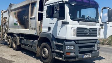 Боклукчийски камион се запали на изхода на София 