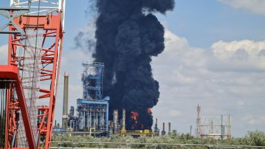 Взрив и пожар в най-голямата румънска рафинерия на Черно море (видео и снимки)
