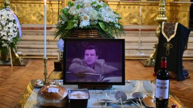 Много приятели и малко политици изпратиха в последния му земен