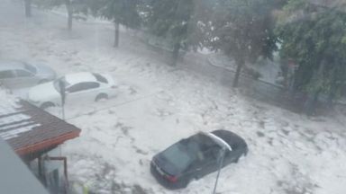 Улиците на Мадан побеляха от градушка днес следобед съобщиха от