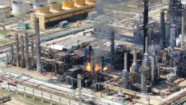 Избухналият пожар в рафинерията Петромодия в град Нъводари е потушен