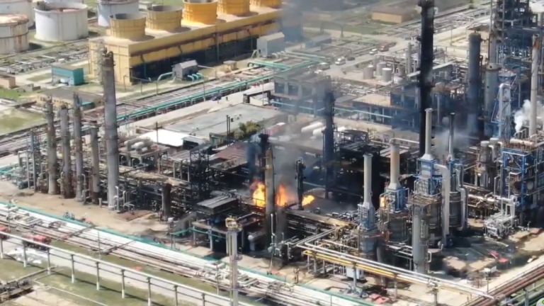 Избухналият пожар в рафинерията Петромодия в град Нъводари е потушен