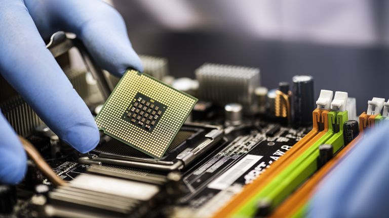 Intel усилено строи нови производствени съоръжения