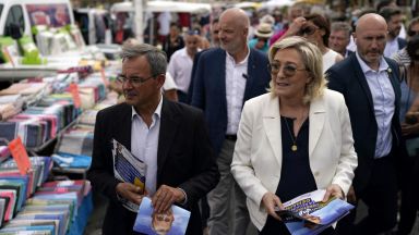 Лидерът на френската крайна десница Марин Льо Пен и петнайсетина