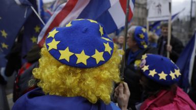 Оливер Филипс е германски гражданин но живее и работи от