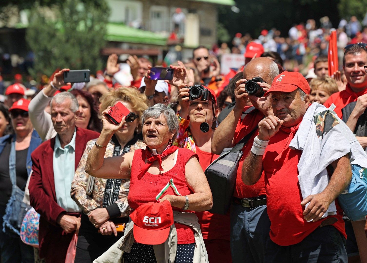 Хиляди социалисти се събраха на традиционния събор на левицата на връх Бузлуджа, за да отбележат 130 години организирано социалистическо движение в България.