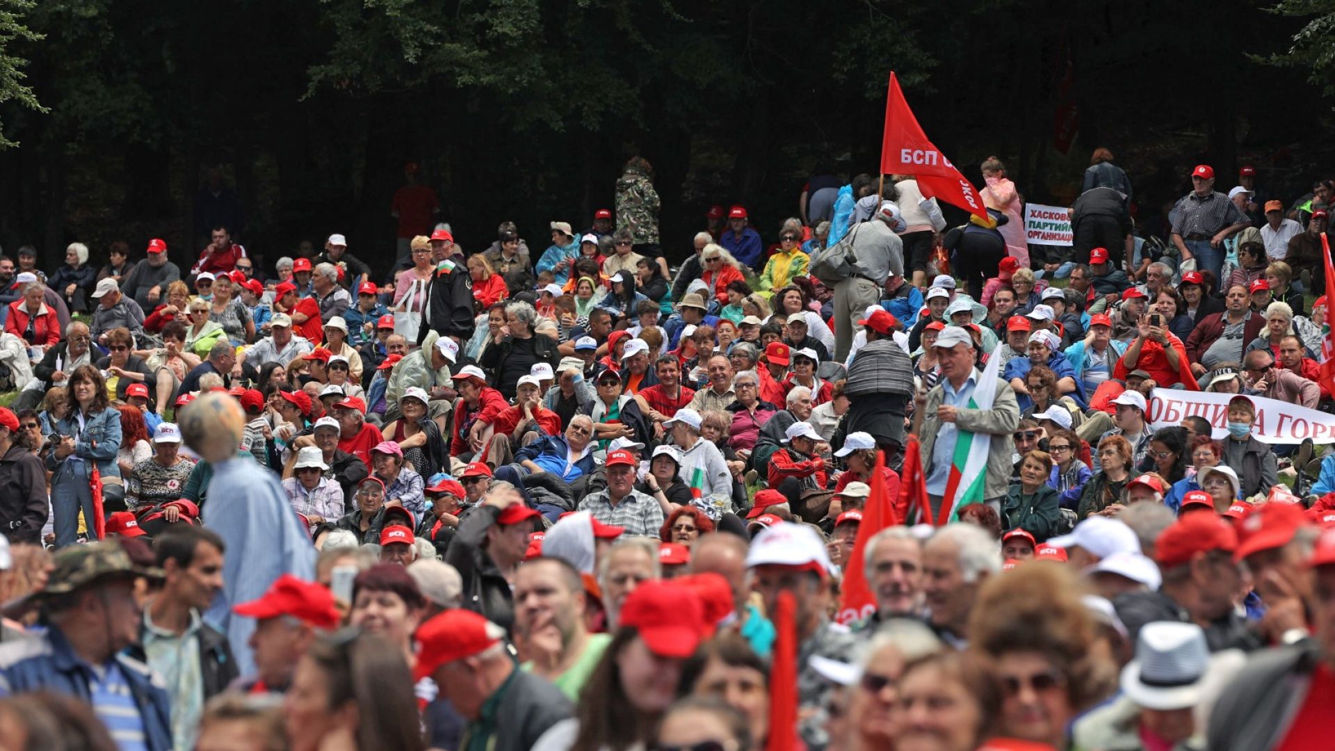 Хиляди социалисти се събраха на традиционния събор на левицата на връх Бузлуджа, за да отбележат 130 години организирано социалистическо движение в България
