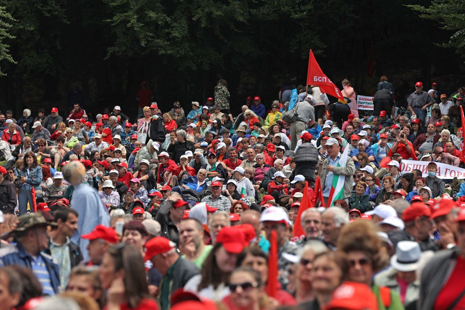 Хиляди социалисти се събраха на традиционния събор на левицата на връх Бузлуджа, за да отбележат 130 години организирано социалистическо движение в България