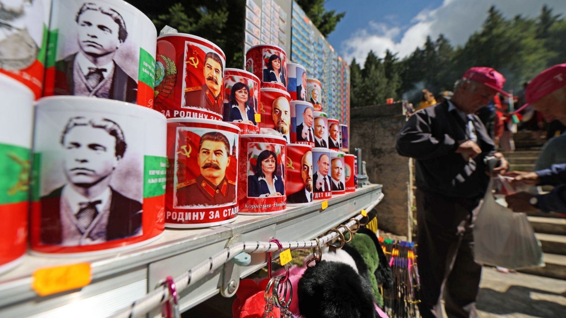 Корнелия Нинова, редом с Левски и Сталин, Путин и Ленин, и Тодор Живков, на чаши за кафе и чай, предлагани на събора