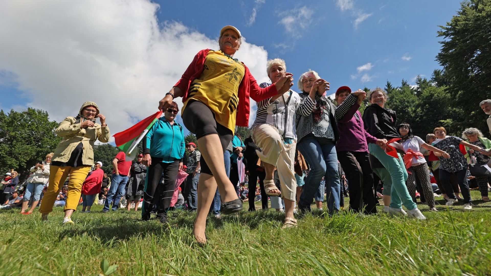 Веселие и танци на поляните