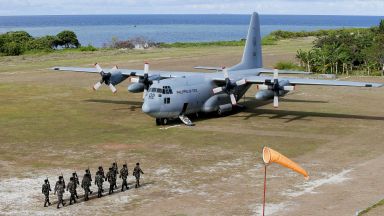 Самолет С 130 на филипинските военновъздушни сили с най малко 85 войници