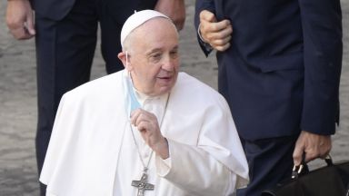 Папа Франциск влезе в болница за планова операция на дебелото черво 