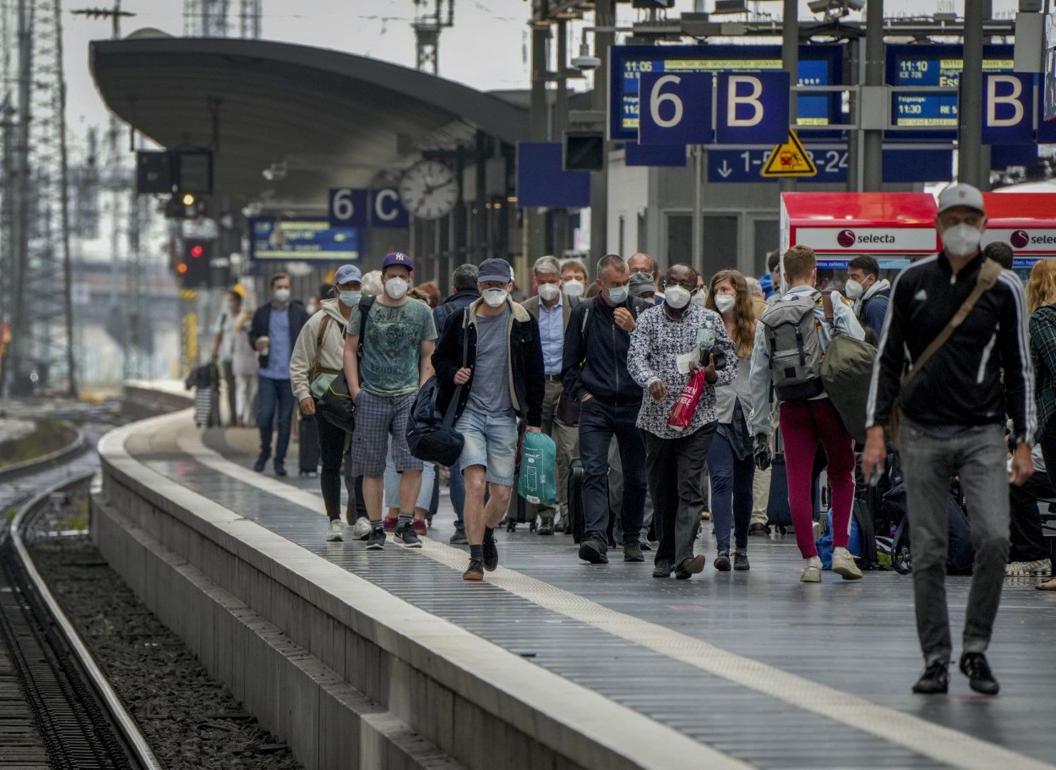 Пасажери с маски на гарата във Франкфурт - от всички запазили час за ваксинация се изисква да го спазват или да го отложат