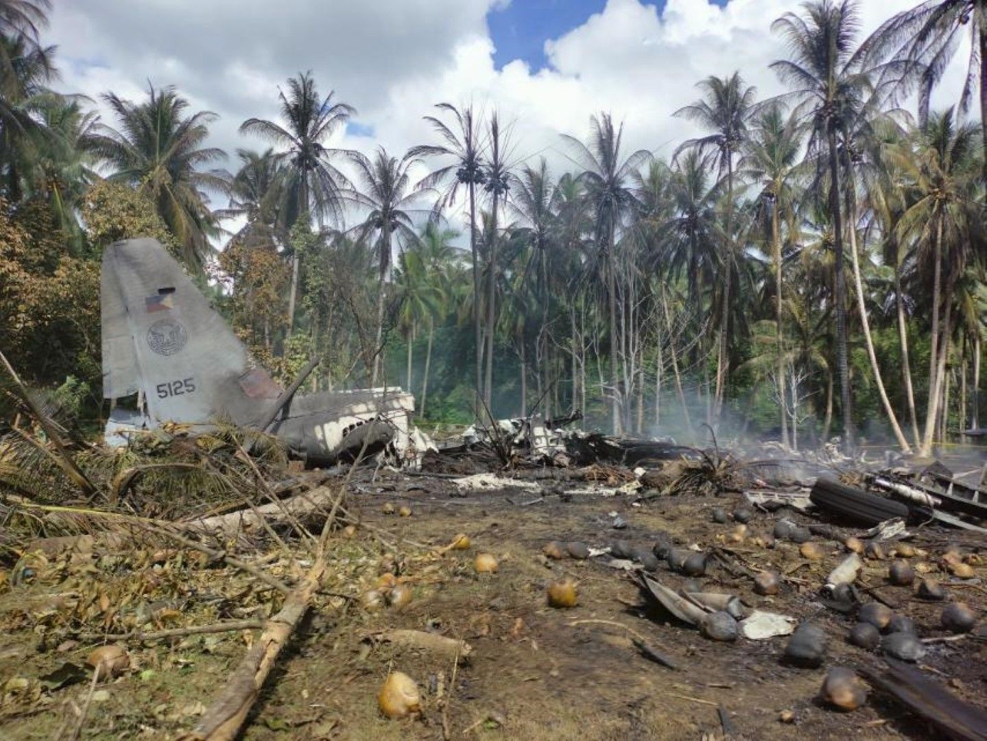 Останки от разбилия се във Филипините военен самолет