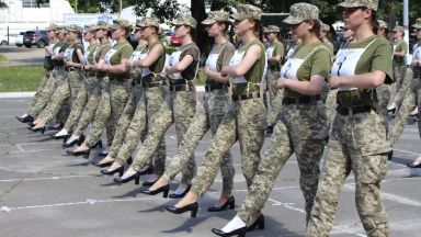 Украинският министър на отбраната бе подложен на натиск от членове