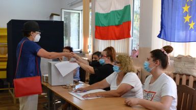 Шампанско фойерверки и много поздравления имаше тази вечер пред щаба