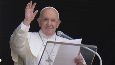 Папа Франциск е добре след операцията на дебелото черво съобщи