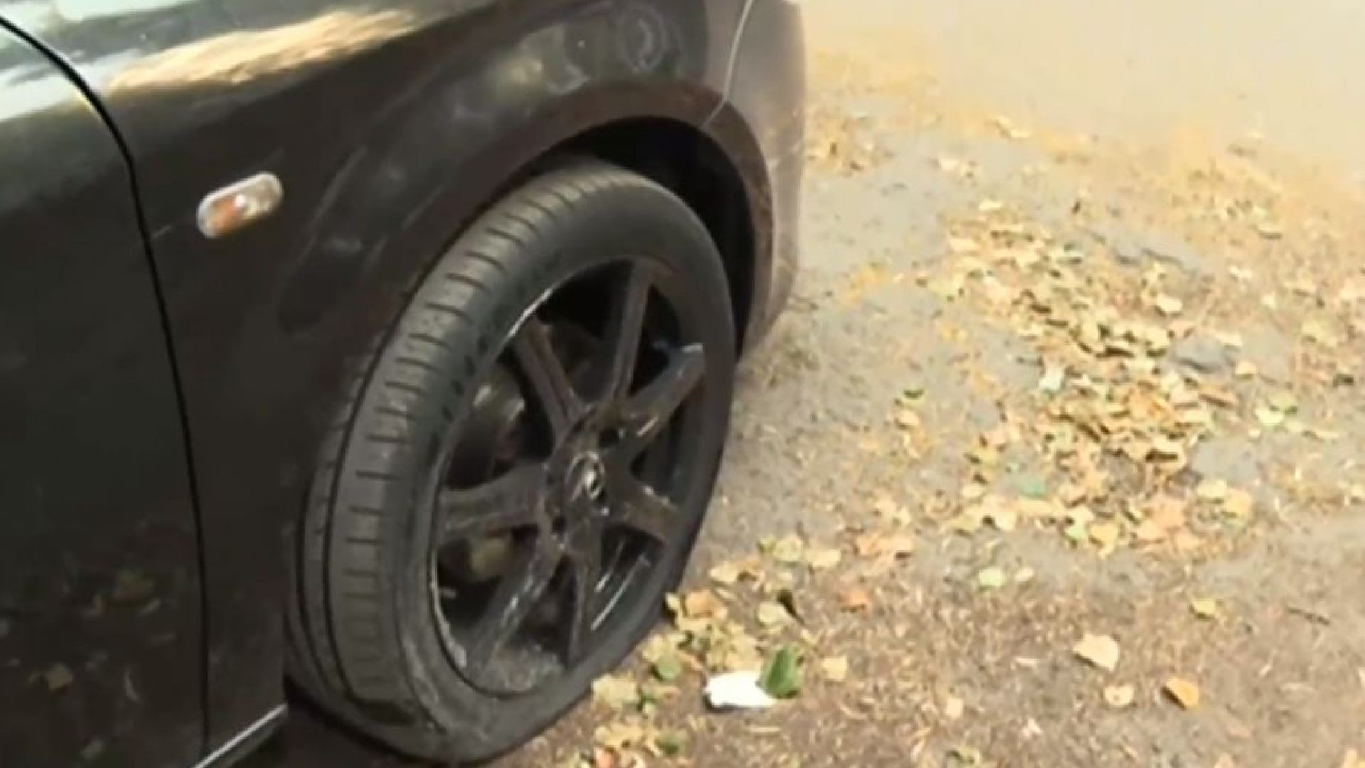 Нарязаха гумите на десетки автомобили в София