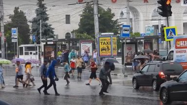 Мощни наводнения заляха Крим, ще вали и по нашето Черноморие