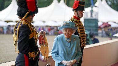 Кралица Елизабет Втора връчи Кръста на Джордж на британската Национална здравна служба 