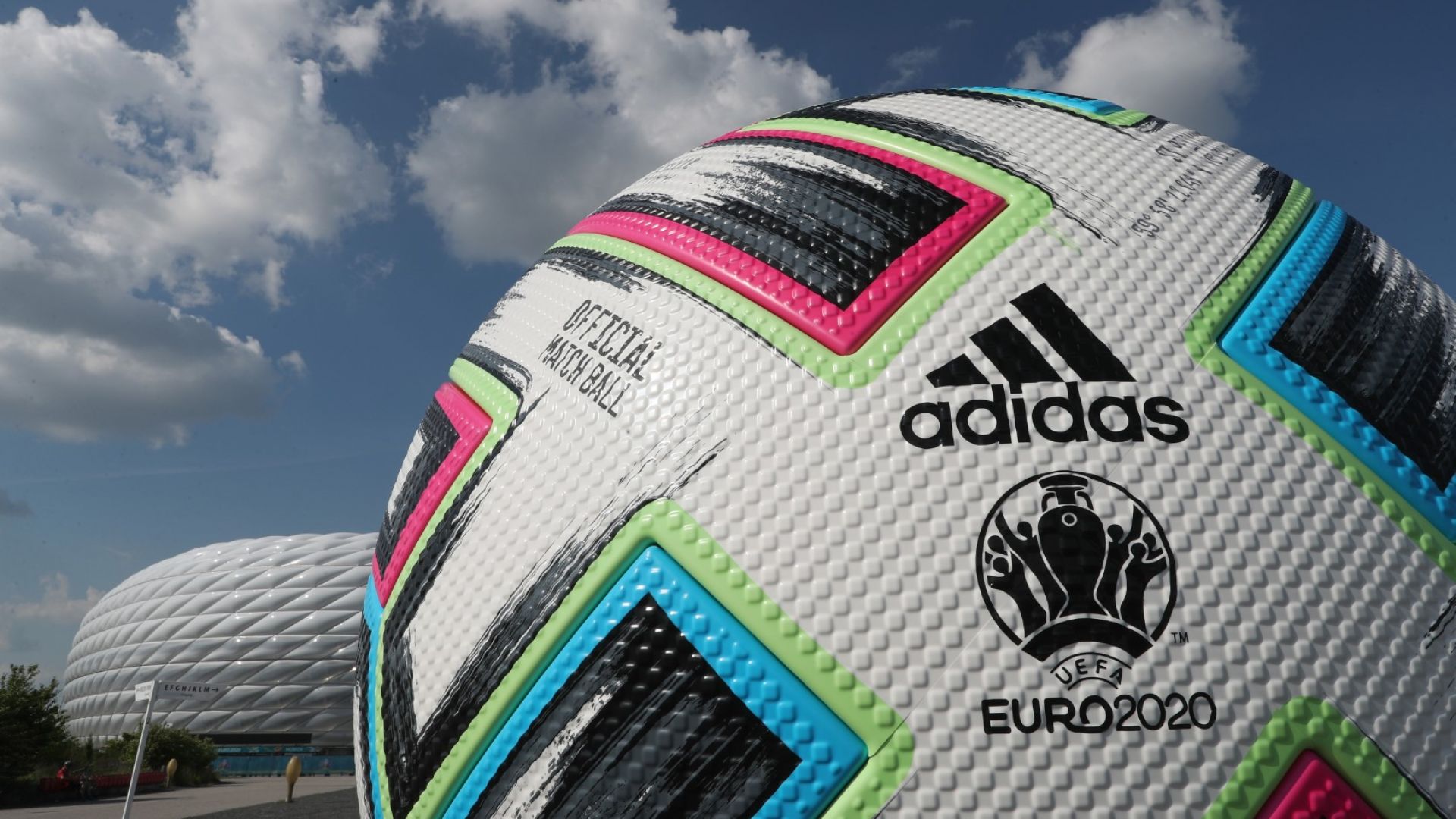 УЕФА показа специална топка за последните три мача на Евро 2020