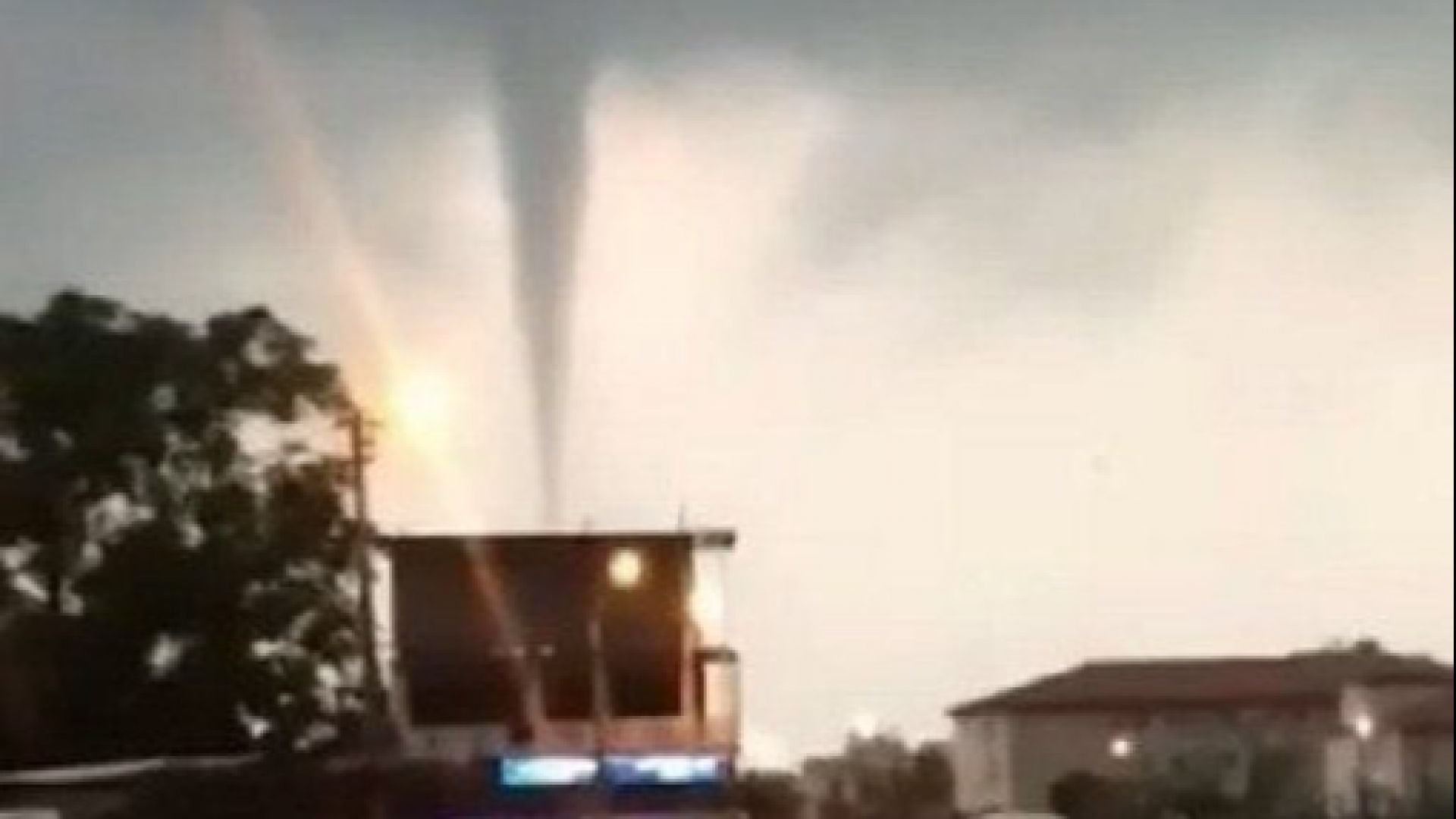 Торнадо връхлетя бреговете на Южна Турция и нанесе сериозни щети (видео)