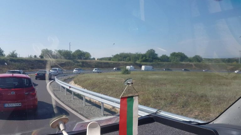 Пожар и катастрофа между два ТИР-а затрудни преминаването през обходния