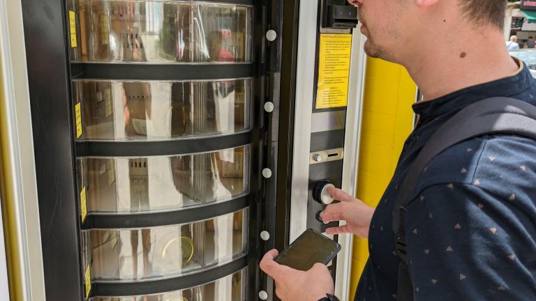 След уличните кафе автомати, млекоматите и вендинг машините за студени