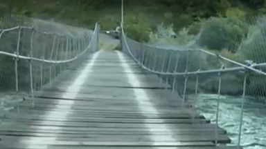 Скъса се носещо въже на мост над река Искър (видео)
