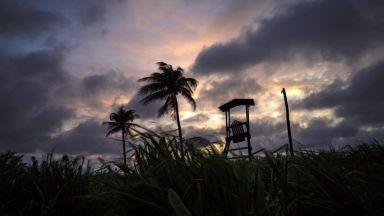 Тропическата буря Елза напусна Куба късно вечерта в понеделник насочвайки