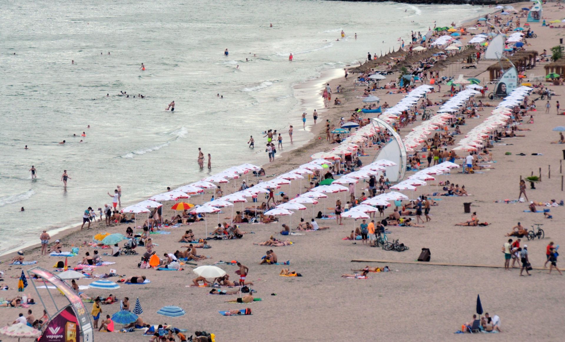 Плажовете в Бургас се понапълниха с туристи и местни граждани