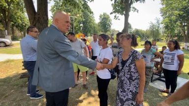 Главният прокурор Иван Гешев посети белослатинското село Търнава където се