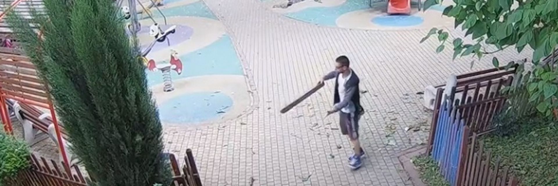 Вандал потроши част от детска площадка до Старата поща в Бургас (видео)