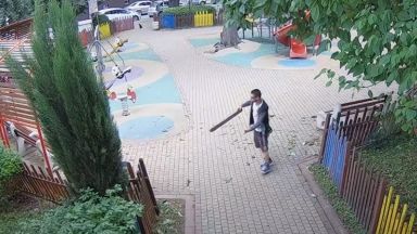 Млад мъж строши оградата на детската площадка до Старата поща